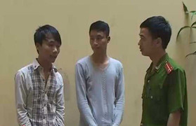 Táo tợn vào cửa hàng xịt hơi cay, cướp điện thoại