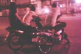 Bám theo gái xinh, hai thanh niên gặp cướp