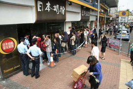 Bị cảnh sát ‘hỏi thăm’ vì mua sữa cho con