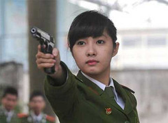 Video: Nữ cảnh sát xinh đẹp thi bắn súng, đấu võ thuật