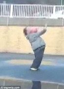 Màn tâng bóng siêu sao của gã đàn ông bụng to chân ngắn