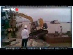 Clip: Cuộc vượt sông ngoạn mục của chiếc máy xúc