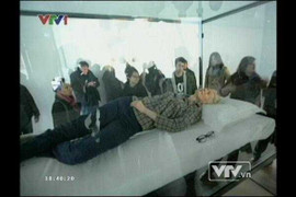 Hiện vật bảo tàng 'độc': Nữ diễn viên ngủ trong tủ kính