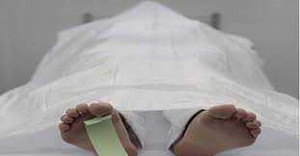 Đưa cô gái ngủ với xác mẹ đi chữa tâm thần