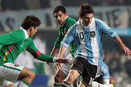 Một mình Messi chấp cả hàng thủ Bolivia