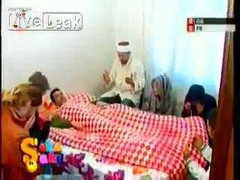 Cả nhà chơi khăm, nạn nhân tưởng mình đã chết