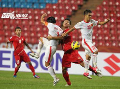 Bóng đá VN thiệt thòi hơn Thái Lan, Singapore?