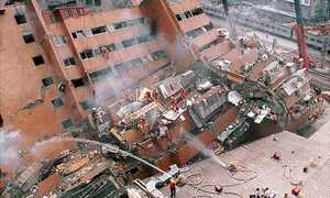 Clip: Động đất rung chuyển Đài Loan, nhà cửa nứt toác