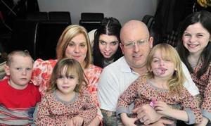 Nỗi đau gia đình có 3 em bé mắc bệnh hiếm