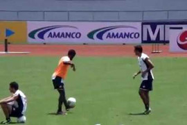 Cựu sao Arsenal thể hiện trình độ kĩ thuật siêu đẳng