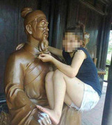 Cô gái tạo dáng phản cảm trên tượng danh nhân