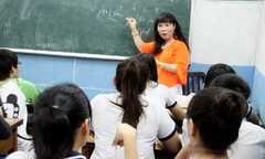 Lớp luyện thi 'trả ơn đời' của cô giáo chuyển giới