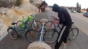 Choáng với màn trộm xe của 'đạo chích' trong clip này!