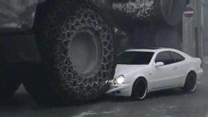 Máy xúc khổng lồ nghiền Mercesdes không thương tiếc