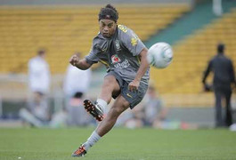 Ronaldinho tái hiện siêu phẩm đẹp nhất sự nghiệp