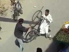 Cười vỡ bụng phản ứng người dân với gã đàn ông 'rồ'