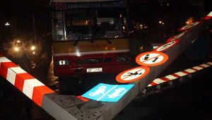 Xe buýt đại náo cầu vượt