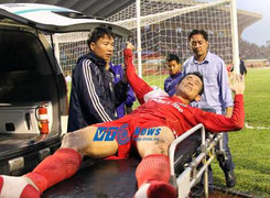 Trung vệ 'máu' nhất VN nhập viện khẩn cấp