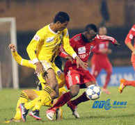 Công Vinh ghi 2 bàn, SLNA chiếm ngôi số 1