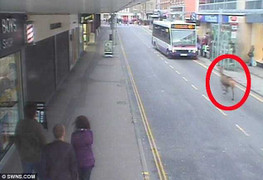 Clip: Hươu chạy trên phố, đạp rách mặt một phụ nữ