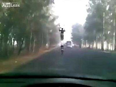 Thêm một kiểu lái xe gây sốc của 'quái xế'