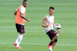 Sao trẻ Milan trình diễn tuyệt kỹ tâng bóng