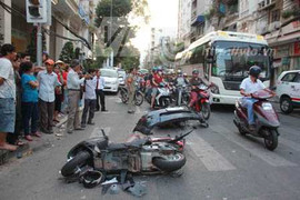 Xe điên mất lái, 3 người nhập viện