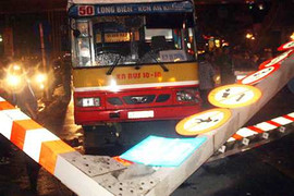 Sẽ khởi tố tài xế xe buýt đại náo cầu vượt