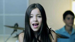 Bé gái hát 'Rolling in the deep' làm sốt Youtube