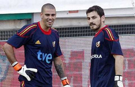 CĐV Barca chọn đại kình địch thay thế Valdes
