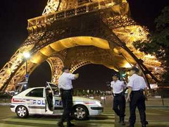 Pháp: Tháp Eiffel bị doạ đánh bom khủng bố