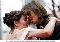 Người đàn ông không mặt cưới người gần như đã chết