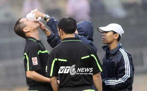 Nực cười V-League: Trọng tài câu giờ?