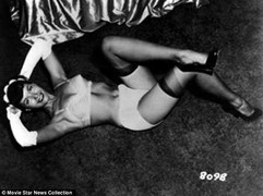 Đấu giá ảnh gợi cảm của 'người đẹp làm hư giới trẻ Mỹ'