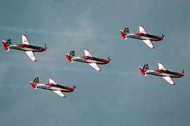 Xem máy bay quân sự 'làm xiếc' trên bầu trời Malaysia