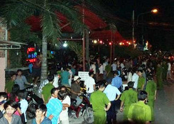 Video: Gần 100 công an vây ráp quán cafe ở Bình Dương