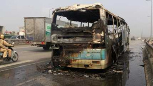 Xe khách 45 chỗ cháy rụi gần bán đảo Linh Đàm