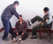 Hà Nội: Bắt con nợ quỳ, úp mặt vào xô phân