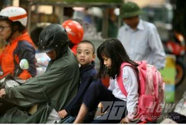 Ra quân xử phạt không đội mũ bảo hiểm cho trẻ