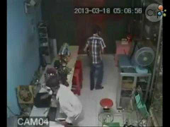 Trộm vào nhà cướp hơn 10 laptop lọt camera an ninh