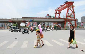 Clip: Vạch trắng 'tàng hình' trước mắt người đi bộ VN