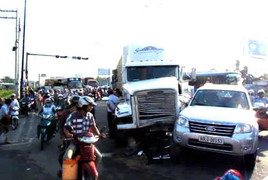 Clip:'Hung thần' container đâm trực diện 11 ôtô, xe máy