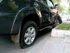 Lốp xe lãnh đạo Sở Văn hoá nổ sau tai nạn liên hoàn