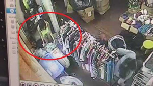 Clip: Thiếu nữ sành điệu vào cửa hàng trộm iPad