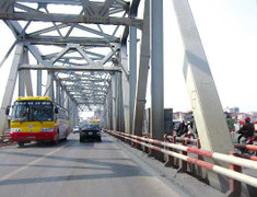 Cầu lớn nhất bắc qua sông Hồng sắp bị thay thế?