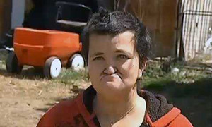 Cơ thể bốc mùi, nữ sinh bị đình chỉ học 24 lần