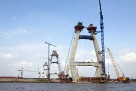 Chậm tiến độ, cầu dây văng nghìn tỷ lại bị ‘sờ gáy’