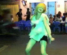 'Đặc sản' Sài Gòn: Nhảy bốc lửa bán kẹo kéo ngoài đường