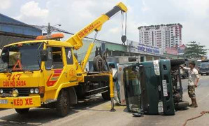 Tránh xe máy, xe tải 'làm xiếc' trên đường