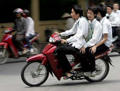 Clip: Nam sinh kẹp 3, đánh võng, thách thức CSGT